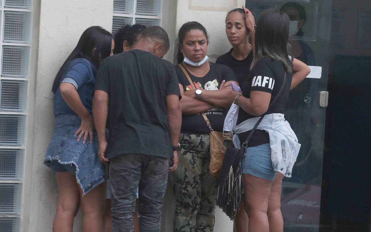 Irmãs são baleadas durante baile funk no Complexo da Maré. Uma morreu e a outra está em estado grave no Hospital Getulio Vargas - Cléber Mendes