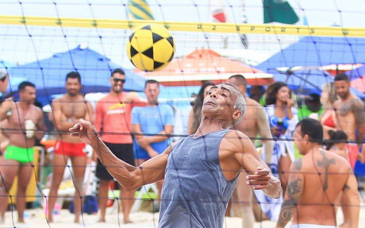 Rom&aacute;rio joga futev&ocirc;lei em praia do Rio