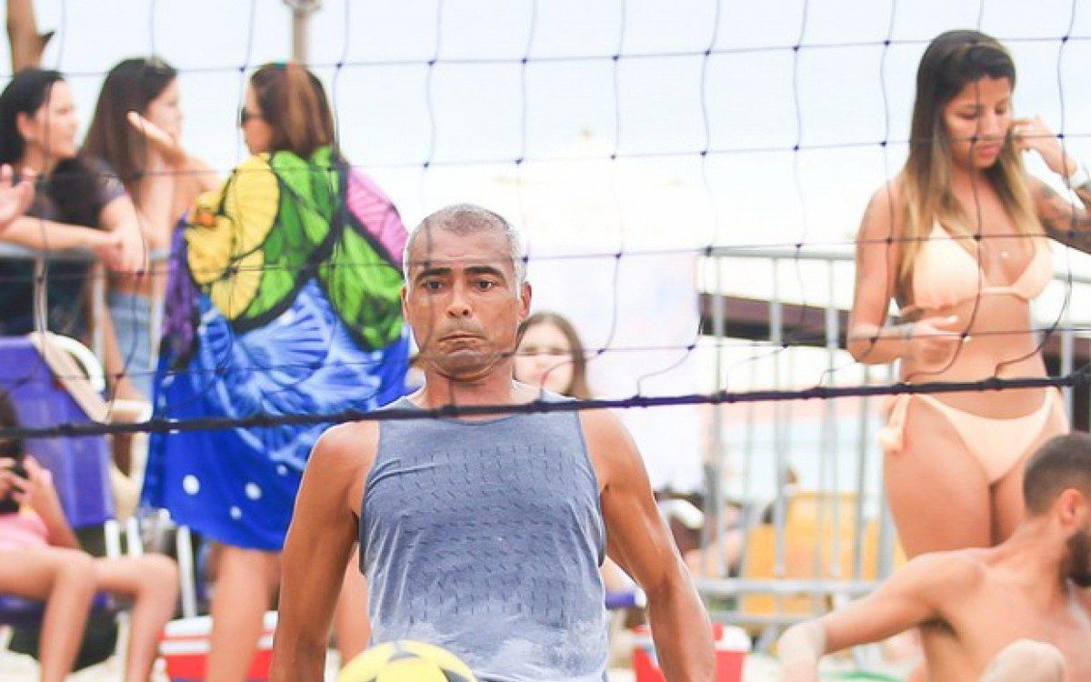 Rom&aacute;rio joga futev&ocirc;lei em praia do Rio