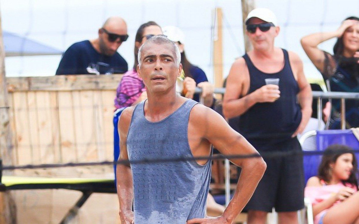 Rom&aacute;rio joga futev&ocirc;lei em praia do Rio