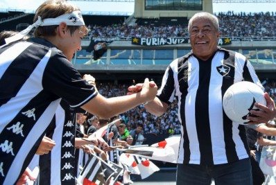 Tricampeão do mundo, Jairzinho se recupera da Covid-19 e receberá alta