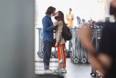 Novo casal? Giulia Be e Romulo Arantes Neto se beijam em aeroporto