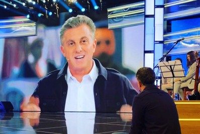 Luciano Huck faz bonito em sua estreia no domingo