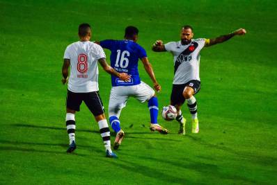 Após novo revés do Vasco na Série B, Rômulo desabafa: 'A gente não é candidato ao título e nem ao acesso'