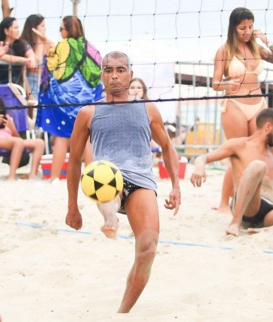 Romário joga futevôlei em praia do Rio - Fabricio Pioyani/AgNews