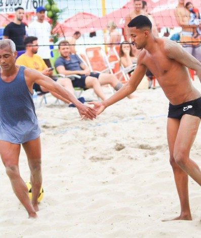 Romário joga futevôlei em praia do Rio - Fabricio Pioyani/AgNews