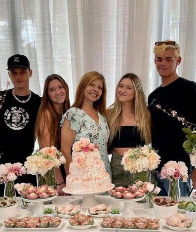 Rose Miriam e as filhas - Reprodução