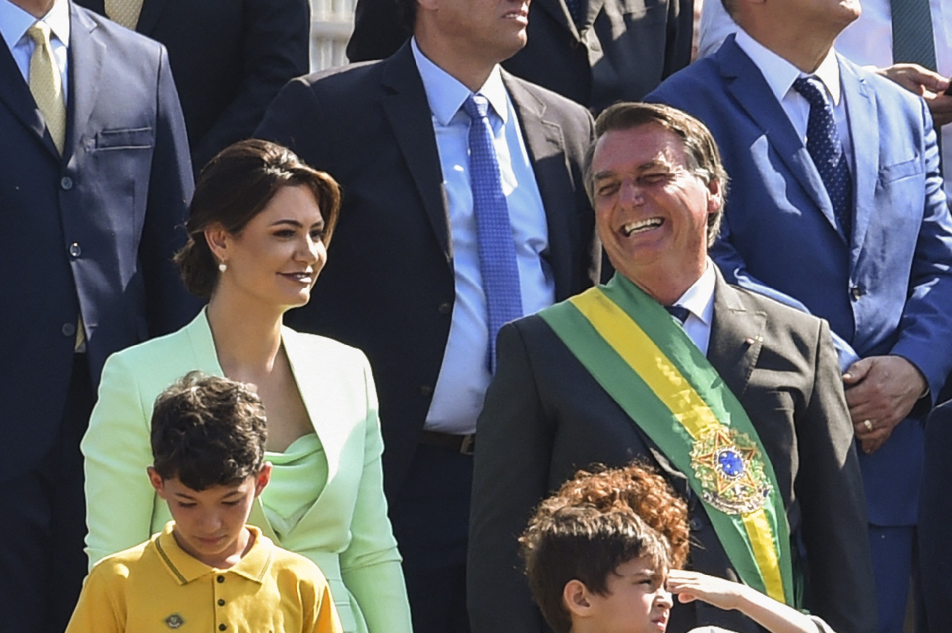 Presidente Jair Bolsonaro e primeira-dama Michelle Bolsonaro durante cerim&ocirc;nia de hasteamento da bandeira no Pal&aacute;cio da Alvorada - AFP