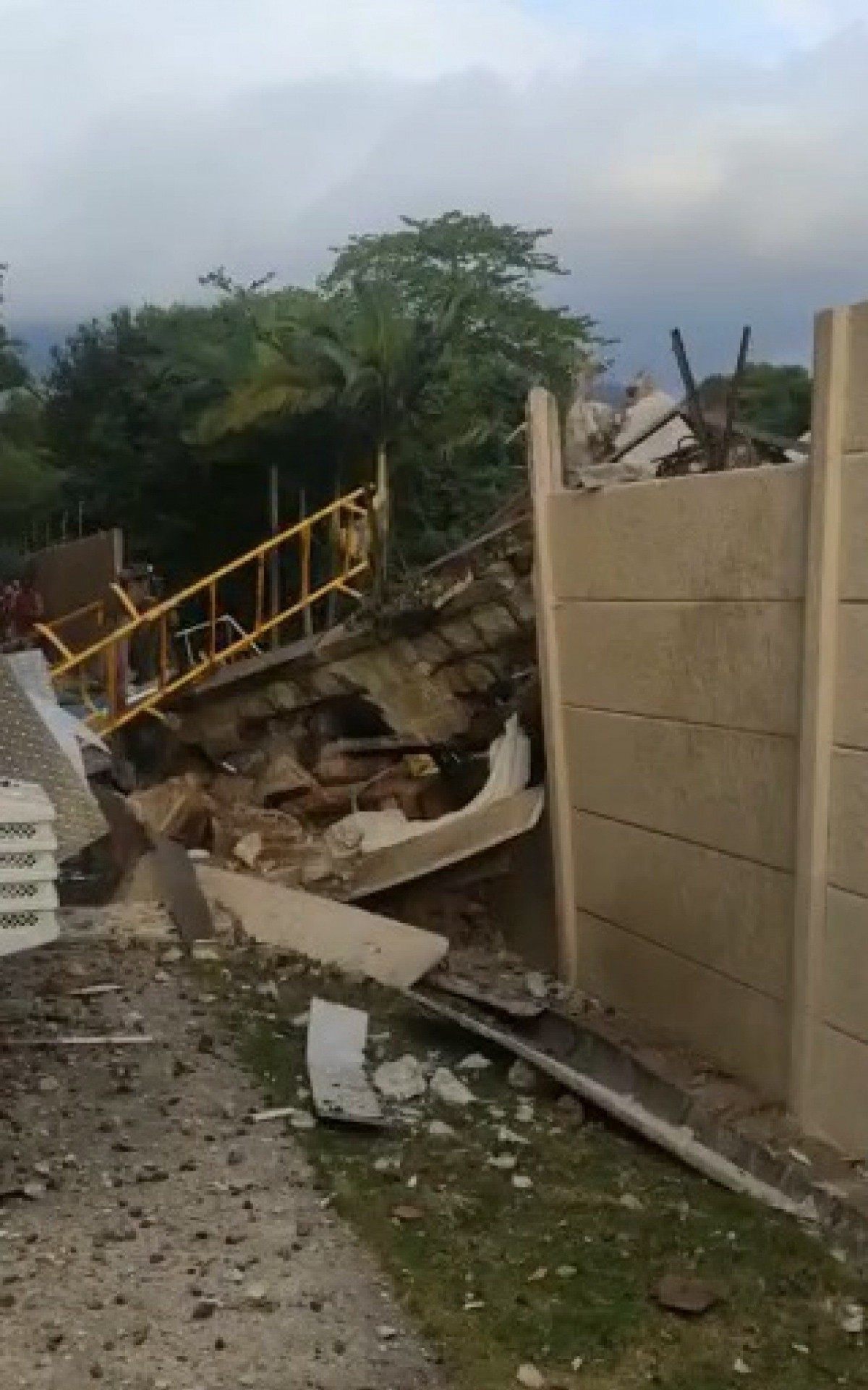 Explos&atilde;o em f&aacute;brica de pastilhas dastr&oacute;i muro de condom&iacute;nio vizinho