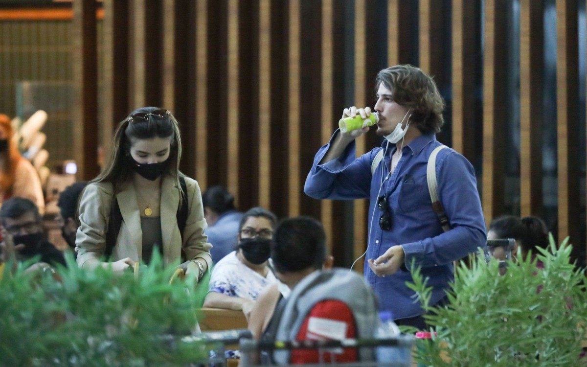 Giulia Be e R&ocirc;mulo Arantes Neto   