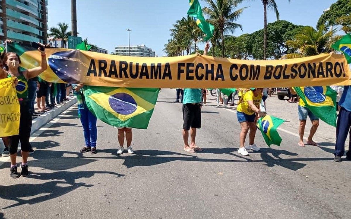 Em Araruama manifestantes ocuparam a orla do centro 