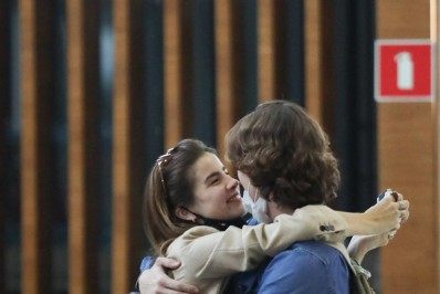 Giulia Be e Rômulo Arantes Neto são flagrados juntos em clima romântico 