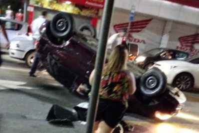 Carro capota na Av. Paulo de Frontin em Volta Redonda