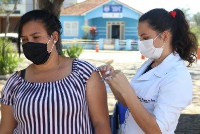 Quatis realiza drive-thru de segunda dose