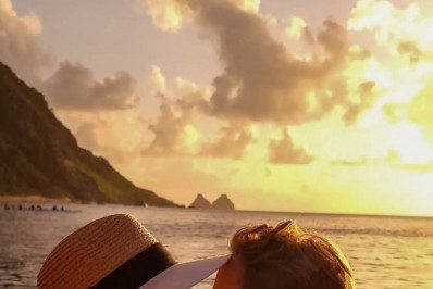 Vitória Strada e Marcella Rica posam agarradinhas em Noronha