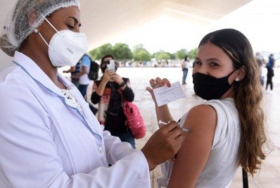 Campos retorna vacinação de adolescentes contra Covid-19 em meninas de 15 anos nesta quarta (8)