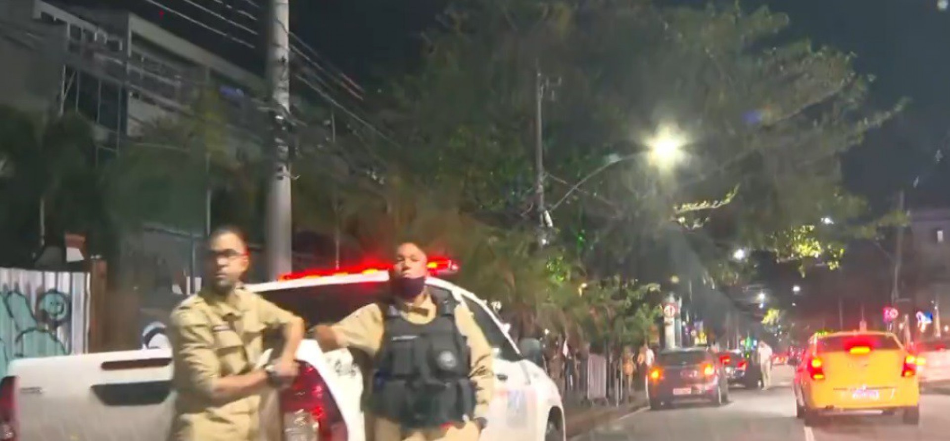 Guarda municipal flagrado sem máscara em ação de fiscalização na Lapa. - Reprodução/TV Globo