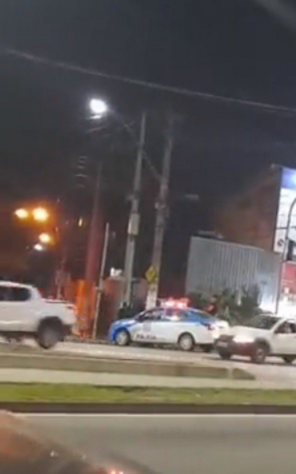 Equipes da Pol&iacute;cia Militar entram na comunidade do Jacar&eacute;, em Piratininga, onde PM de folga foi morto na ter&ccedil;a-feira (7)