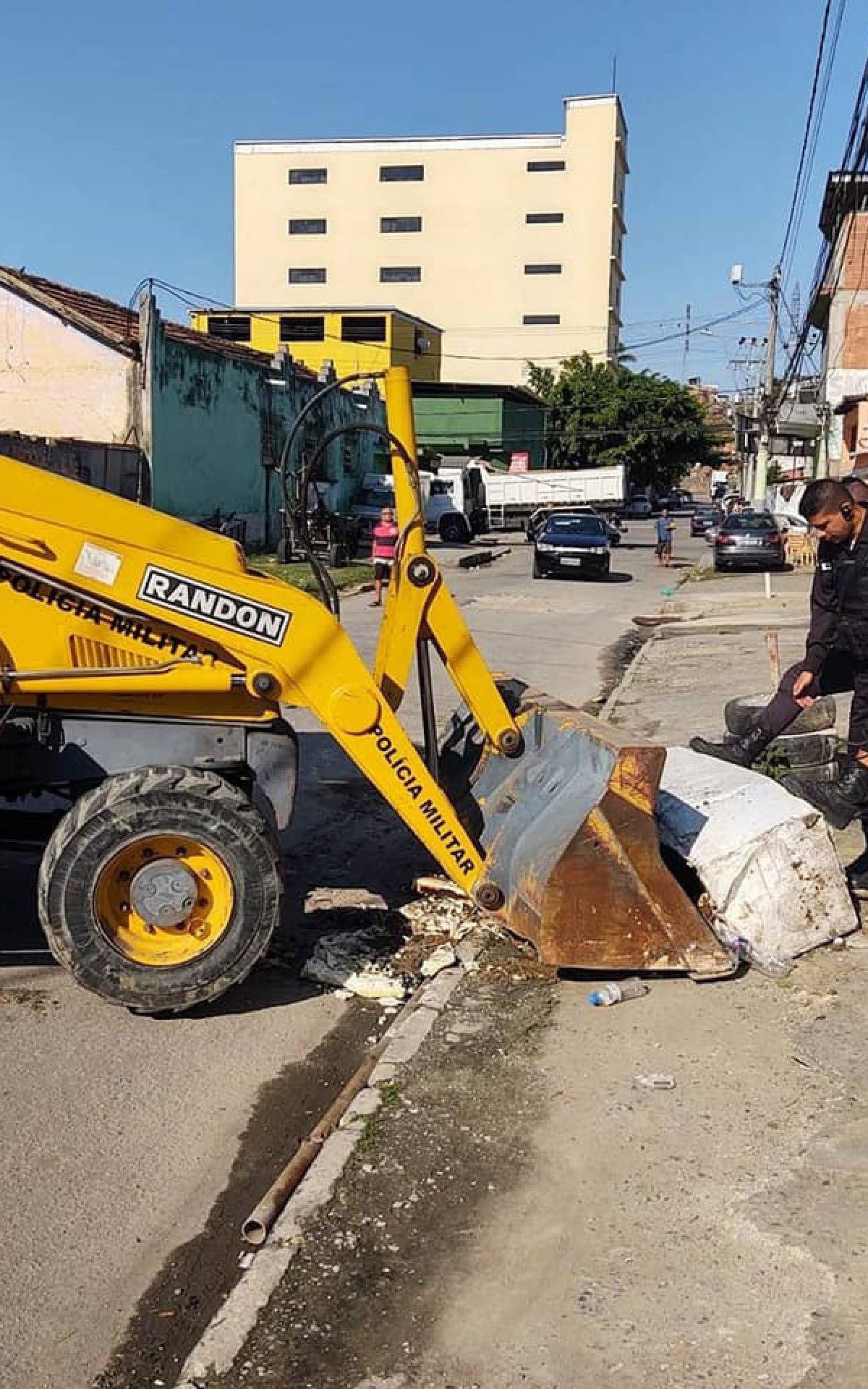 Opera&ccedil;&atilde;o para retirada de barricadas em ruas de acesso &agrave; comunidade do Castelinho, em Meriti