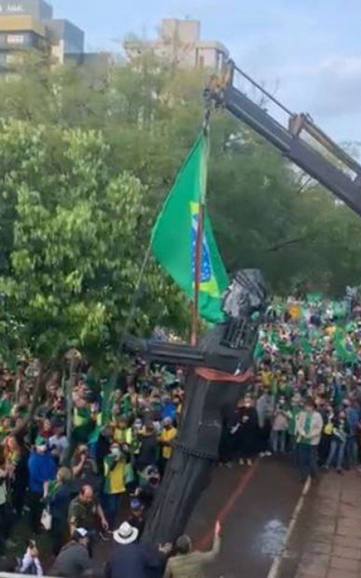 Est&aacute;tua de Bolsonaro &eacute; inaugurada e medida divide opini&otilde;es