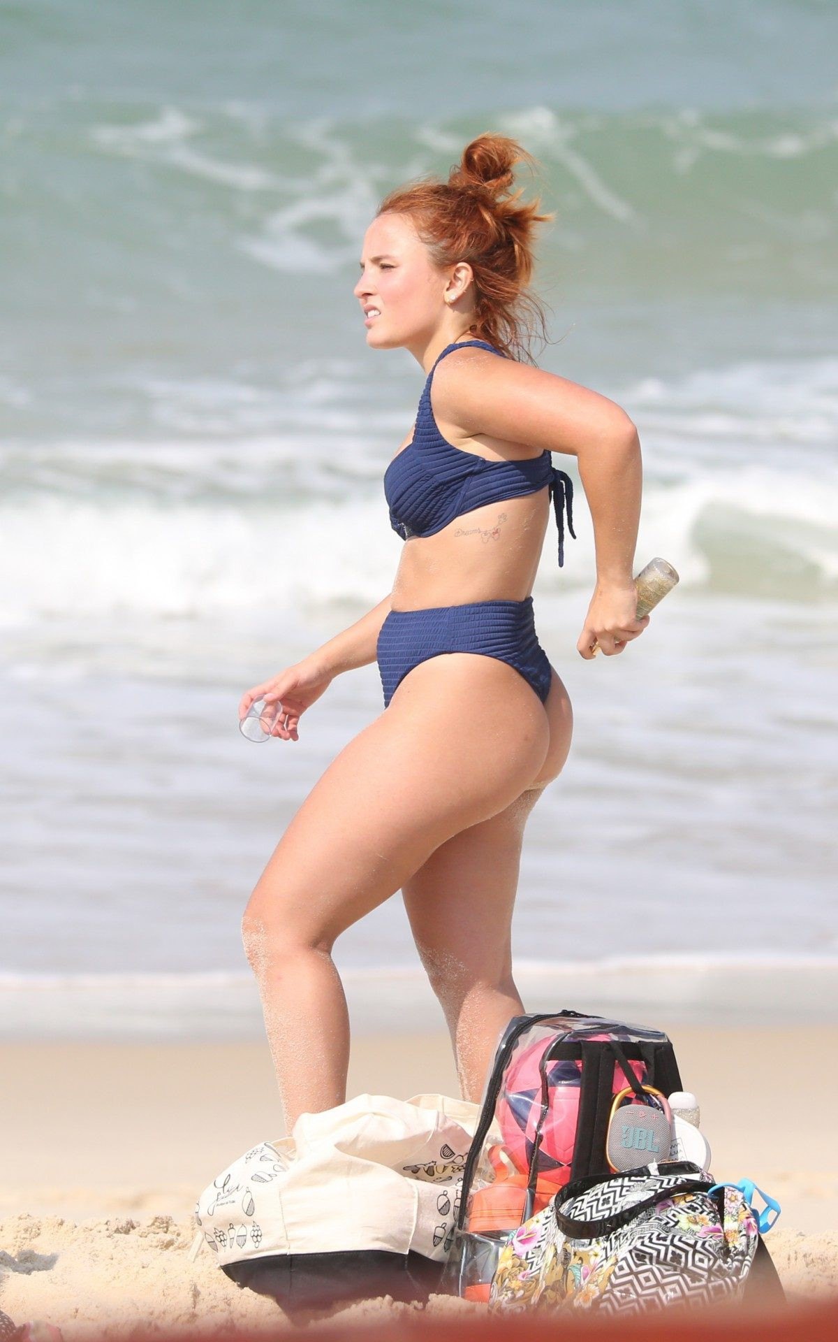 Larissa Manoela se diverte na Praia da Barra da Tijuca, na Zona Oeste do Rio, na manh&atilde; desta quarta-feira