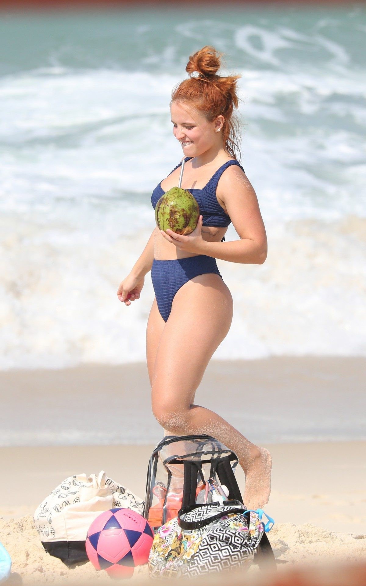 Larissa Manoela curte mais um dia de praia na Barra da Tijuca, na Zona Oeste do Rio, na manh&atilde; desta quarta-feira