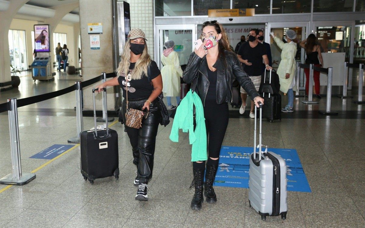 Valesca Popozuda e Laura Keller se desembarcam no Aeroporto de Congonhas, em São Paulo, nesta quarta-feira