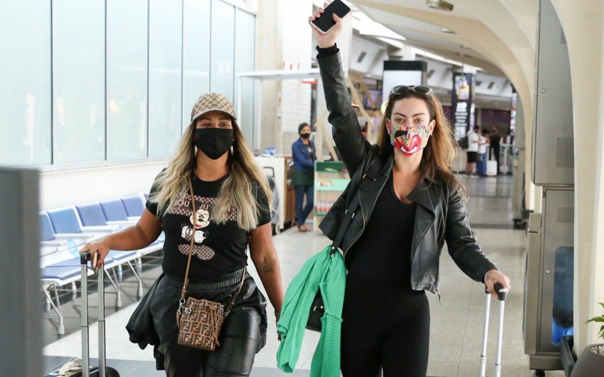 Valesca Popozuda e Laura Keller se desembarcam no Aeroporto de Congonhas, em São Paulo, nesta quarta-feira - Ag. News