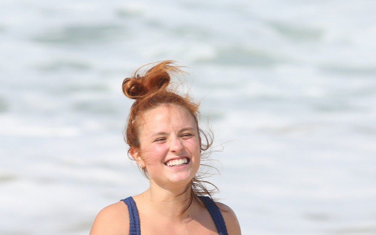 Larissa Manoela se diverte na Praia da Barra da Tijuca, na Zona Oeste do Rio, na manh&atilde; desta quarta-feira