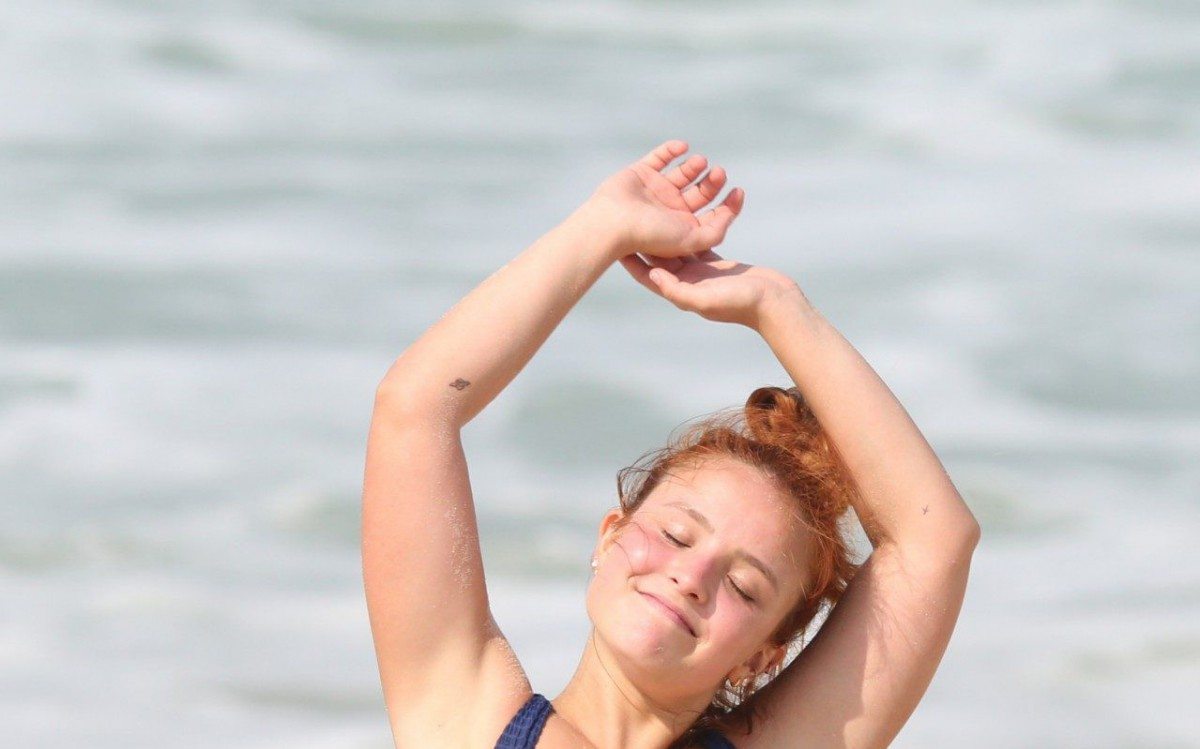 Larissa Manoela se diverte na Praia da Barra da Tijuca, na Zona Oeste do Rio, na manh&atilde; desta quarta-feira