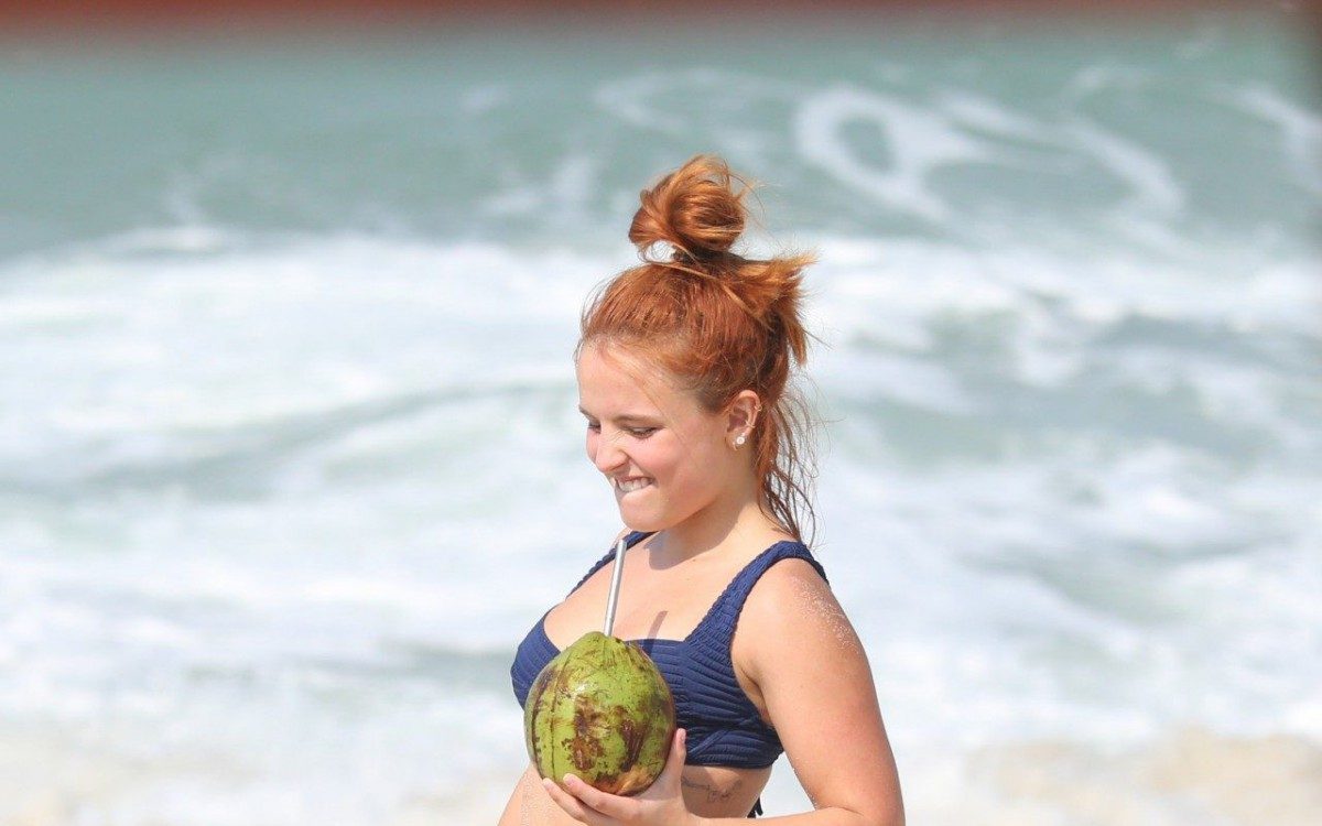 Larissa Manoela curte mais um dia de praia na Barra da Tijuca, na Zona Oeste do Rio, na manh&atilde; desta quarta-feira