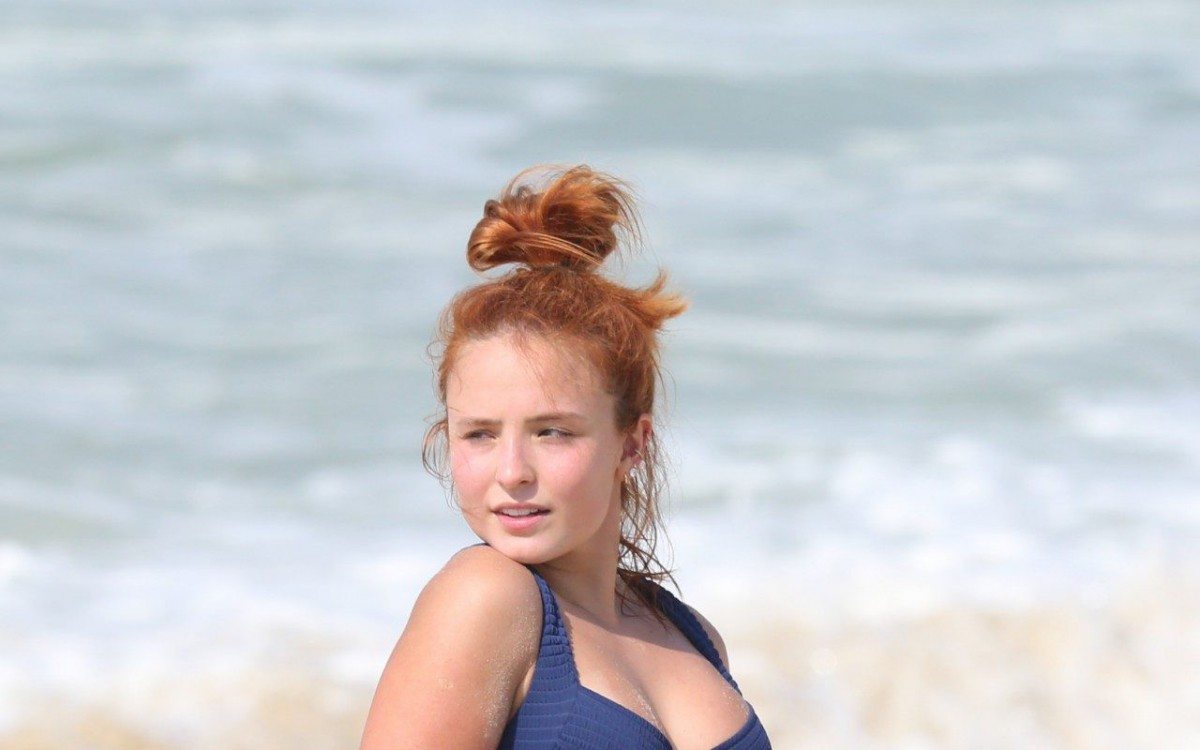 Larissa Manoela curte dia de praia no Rio