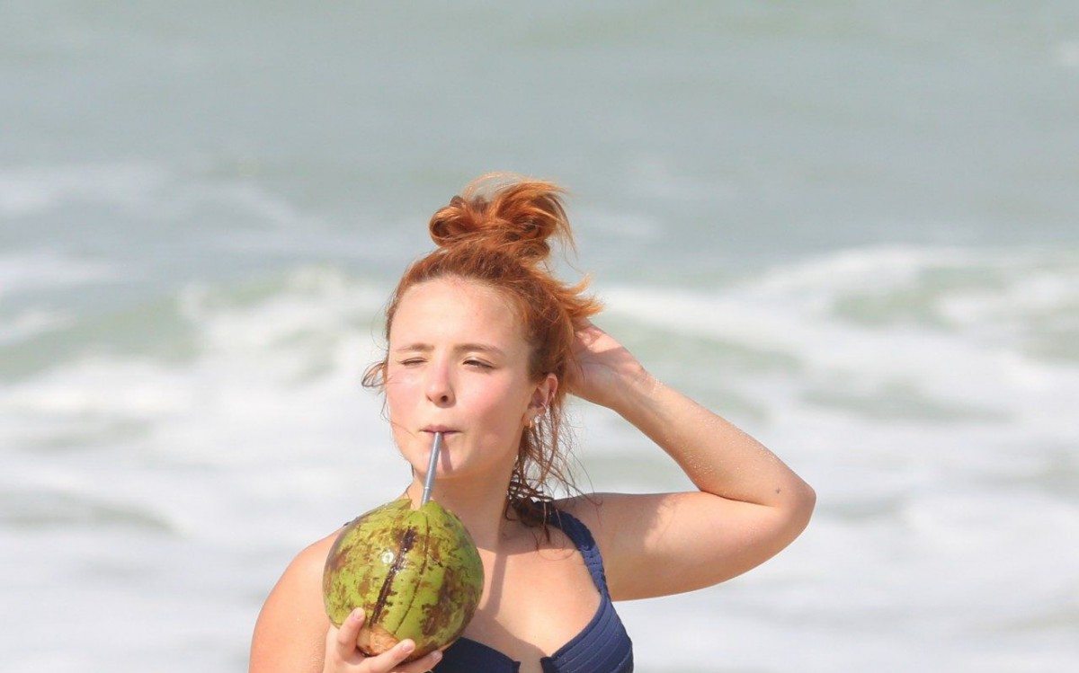 Larissa Manoela curte mais um dia de praia na Barra da Tijuca, na Zona Oeste do Rio, na manh&atilde; desta quarta-feira