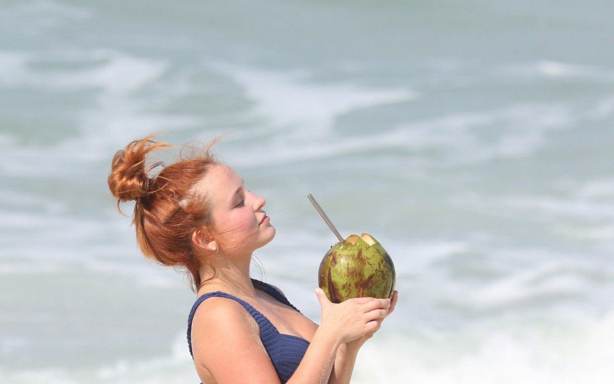 Larissa Manoela curte mais um dia de praia na Barra da Tijuca, na Zona Oeste do Rio, na manh&atilde; desta quarta-feira