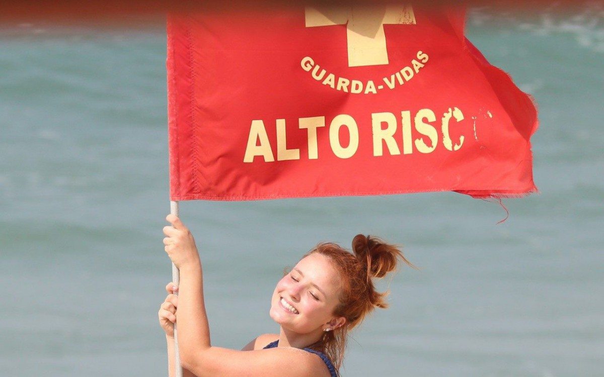 Larissa Manoela se diverte na Praia da Barra da Tijuca, na Zona Oeste do Rio, na manh&atilde; desta quarta-feira