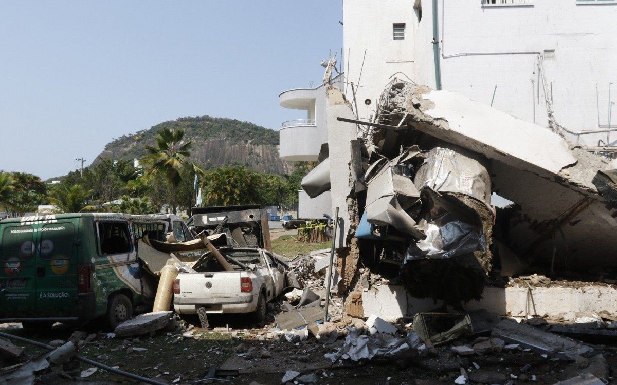 Geral - Explosao na fabrica das pastilhas Valdas atinge predio vizinho e deixa feridos, na Gardenia Azul, zona oeste do Rio. - Reginaldo Pimenta / Agencia O Dia