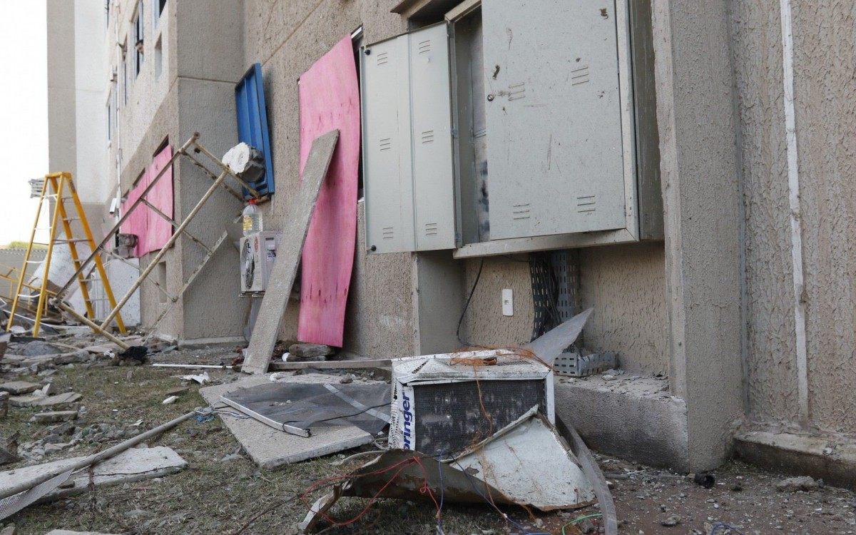 Geral - Explosao na fabrica das pastilhas Valdas atinge predio vizinho e deixa feridos, na Gardenia Azul, zona oeste do Rio. - Reginaldo Pimenta / Agencia O Dia