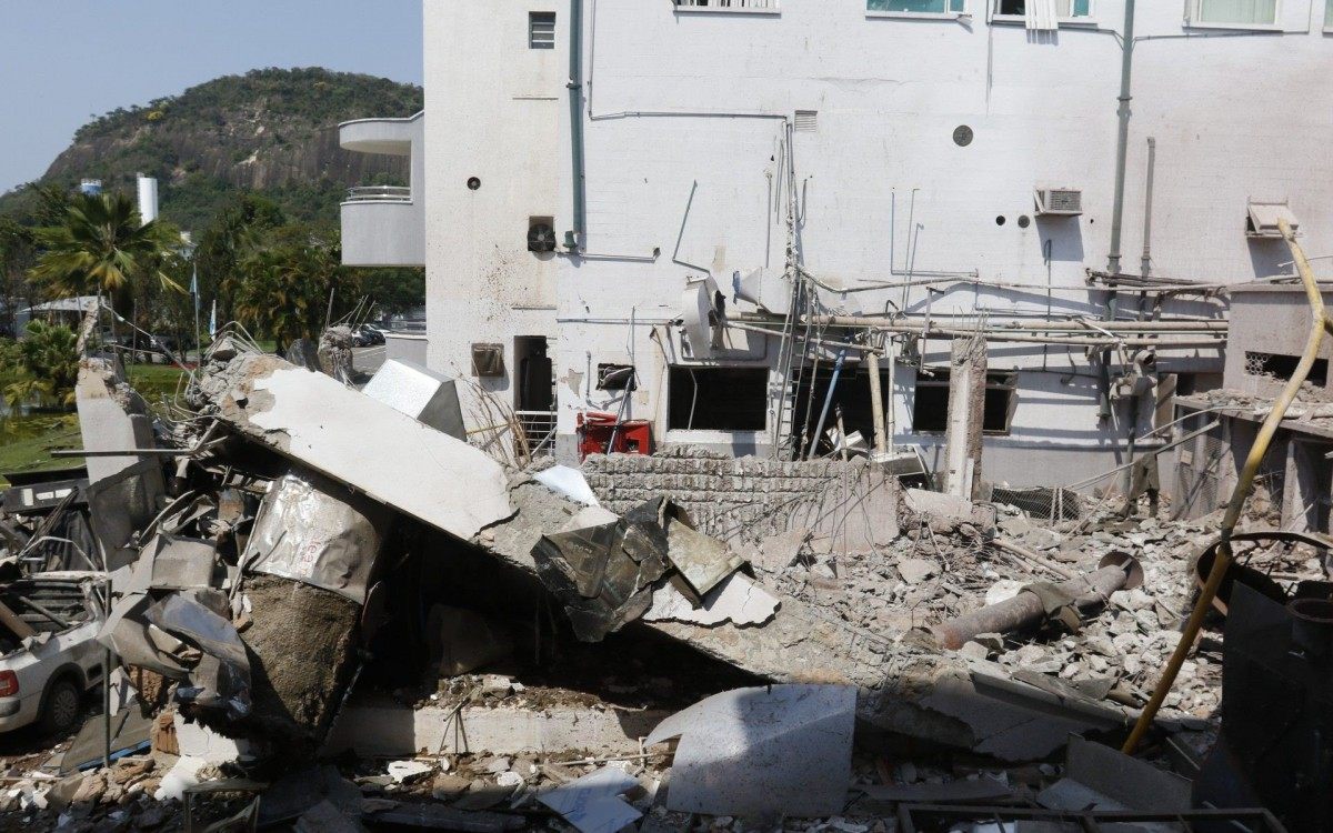 Geral - Explosao na fabrica das pastilhas Valdas atinge predio vizinho e deixa feridos, na Gardenia Azul, zona oeste do Rio. - Reginaldo Pimenta / Agencia O Dia