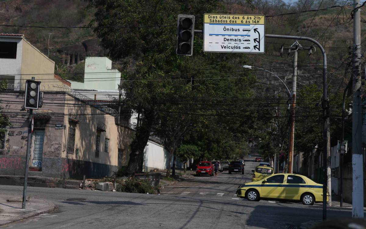 Rio,08/09/2021- ROCHA, Cabos de telefonia e internet s&atilde;o furtados constantemente na Zona Norte do Rio, esses furtos acontecem na Avenida Marechal Rondon com Rua Frei Pinto. Na foto, sinal da rua Frei Pinto apagado por conta dos furtos de cabos.Foto: Cleber Mendes/Ag&ecirc;ncia O Dia