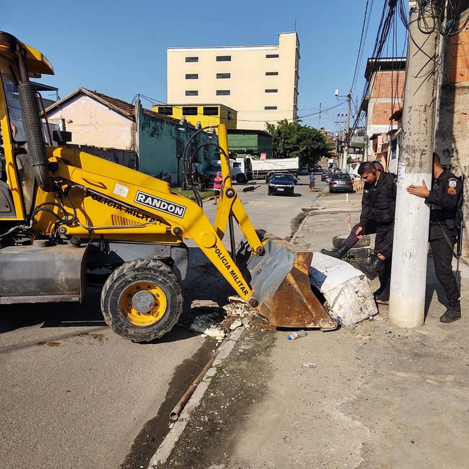 Operação para retirada de barricadas em ruas de acesso à comunidade do Castelinho, em Meriti - Divulgação