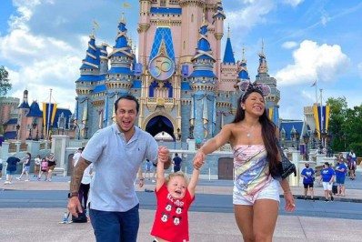 Thammy Miranda e Andressa Ferreira levam filho à Disney