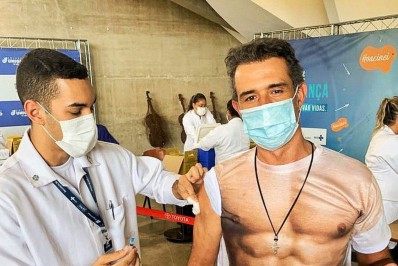 Sem camisa? Marcos Pasquim recebe vacina contra covid e brinca com seguidores