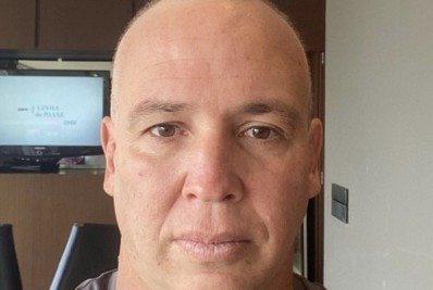 Em tratamento contra câncer, Caio Ribeiro surge careca e diz: 'André Agassi'