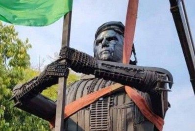 Estátua de Bolsonaro é inaugurada e medida divide opiniões