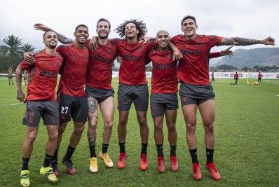 Jogadores do Flamengo se unem, fazem 'rateio' e ajudam profissionais do futebol que não recebem 'bicho' 