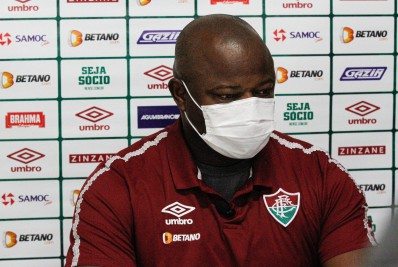 Marcão demonstra preocupação com atacante do Fluminense: 'Vamos esperar para fazer o exame'