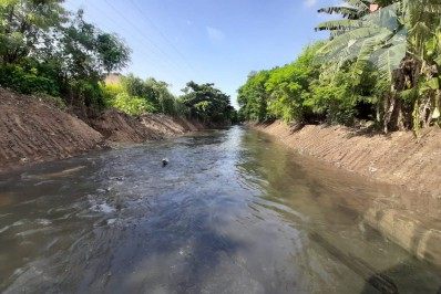 Moradores encontram cadáver boiando no Rio Sarapuí, em Mesquita