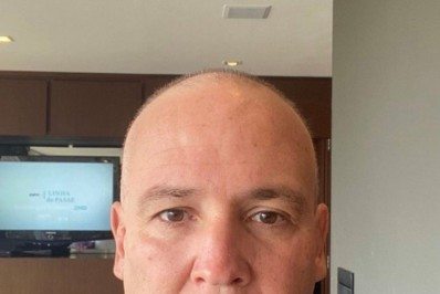 Em tratamento contra o câncer, Caio Ribeiro raspa o cabelo e brinca: 'Andre Agassi'