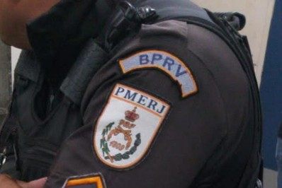 Polícia prende dois criminosos e apreende dois adolescentes após roubo de carro em Itaboraí