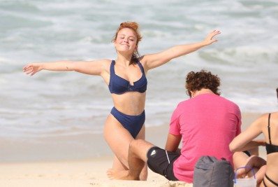 Larissa Manoela curte mais um dia de praia no Rio